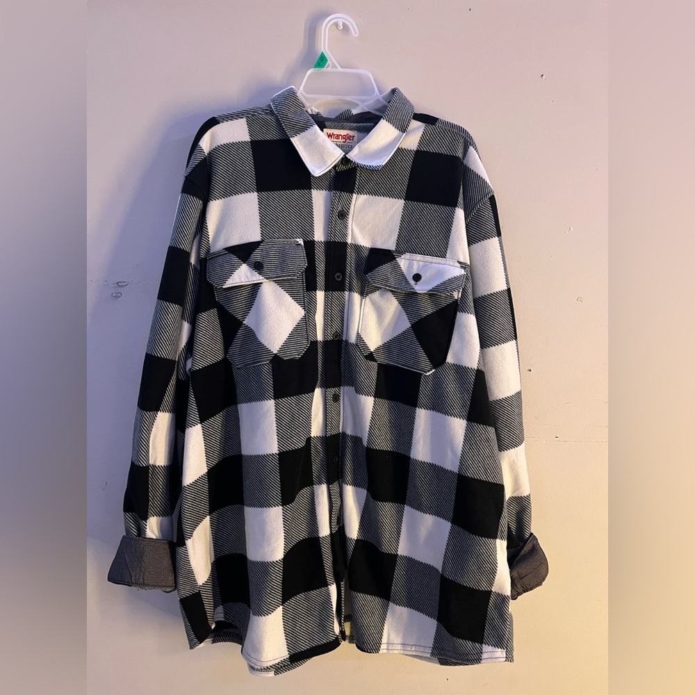 Wrangler Black and White Plaid Flannel sweatshirt